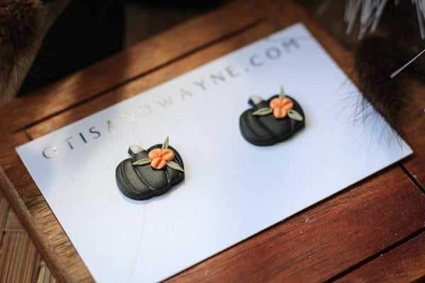 BLACK PUMPKIN STUD