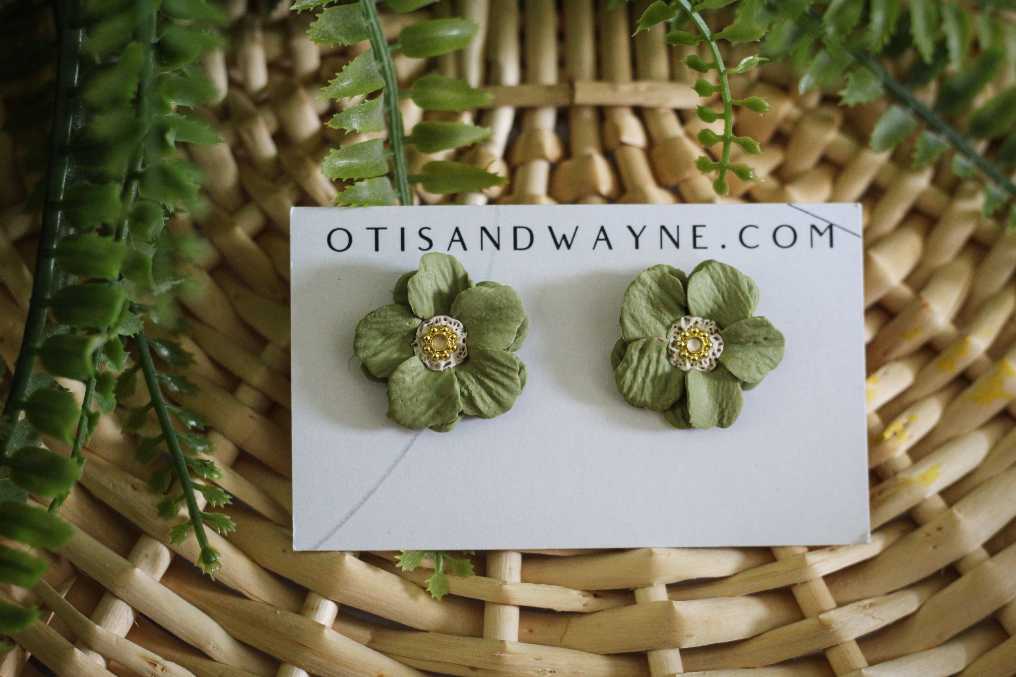 GREEN FLOWER STUD
