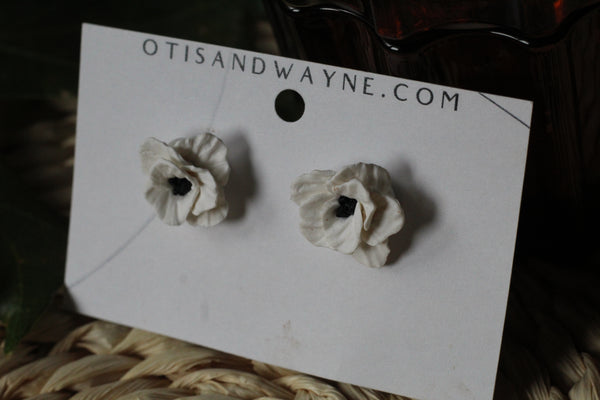 WHITE FLOWER STUD