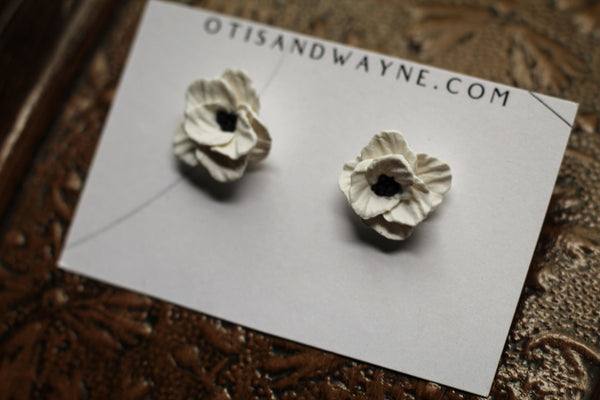 WHITE FLOWER STUD