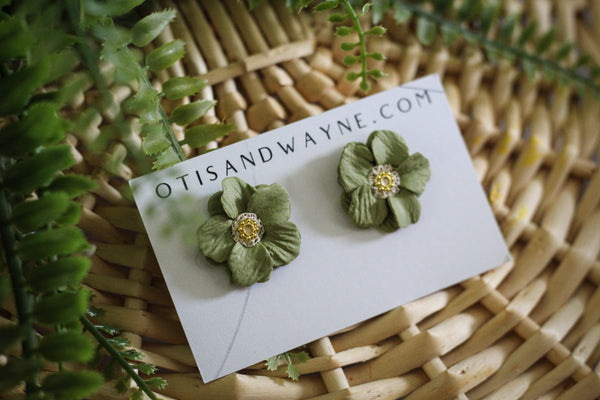 GREEN FLOWER STUD