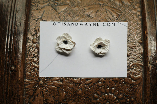 WHITE FLOWER STUD