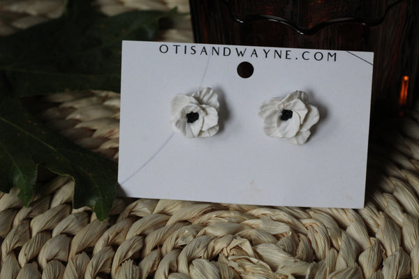 WHITE FLOWER STUD