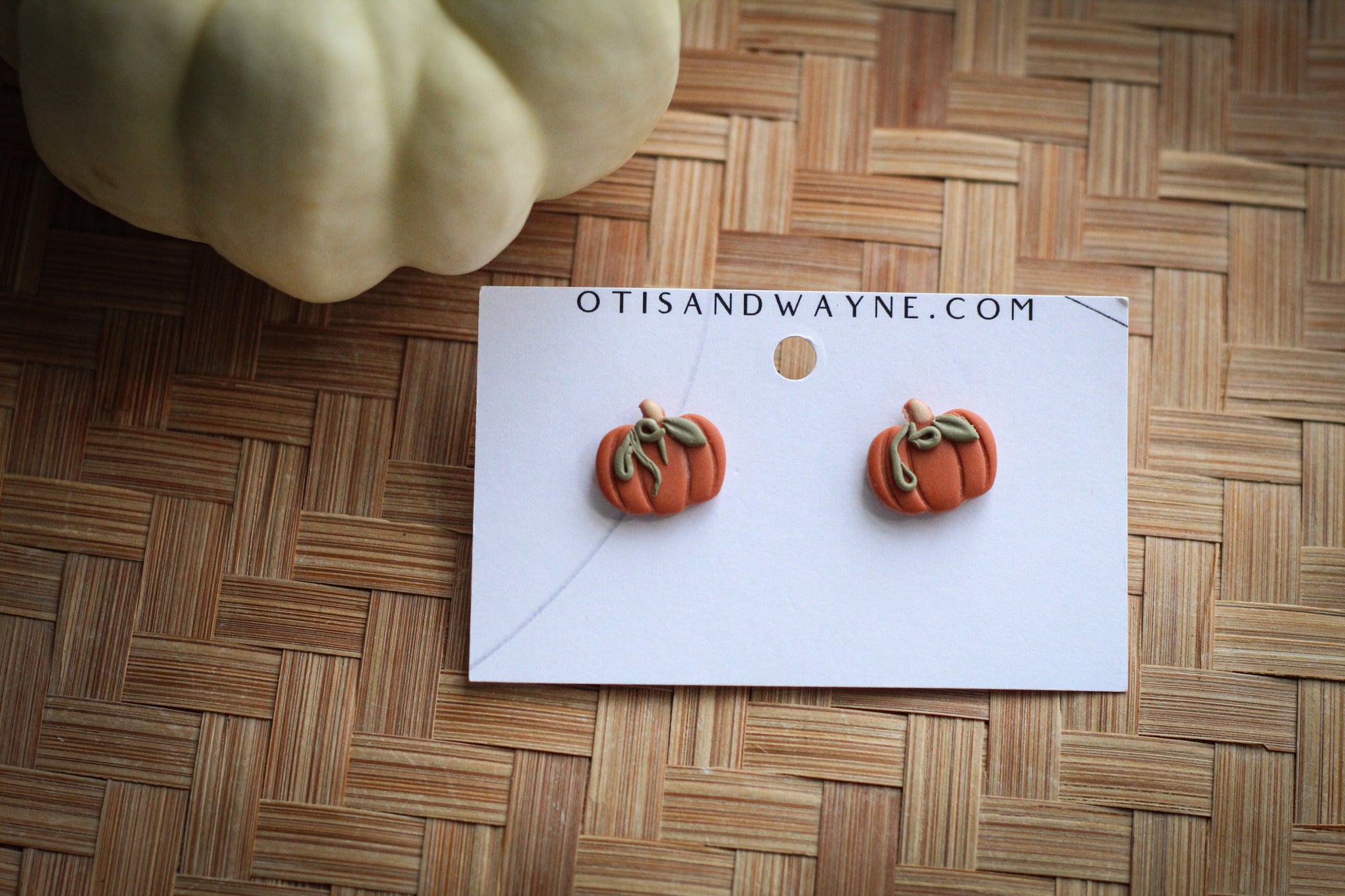 ORANGE PUMPKIN STUD