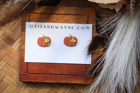 ORANGE PUMPKIN STUD